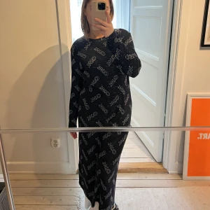 Carin Wester klänninh - Carin Wester blå stickad klänning. Storlek L men passar M bra. Väldigt stretchig. 