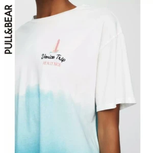 Tshirt  - Snygg tshirt ifrån Pull & Bear, sparsamt använd ☺️