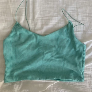 Linne  - Perfekt croppad sommar linne i en jätte fin turkos färg från Weekday. Inte använts på länge så säljer nu för 70 kr. 