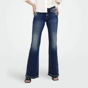 Only - Säljer dessa snygga jeans som jag aldrig har använt men hann inte skicka tillbaka dem ❤️ 