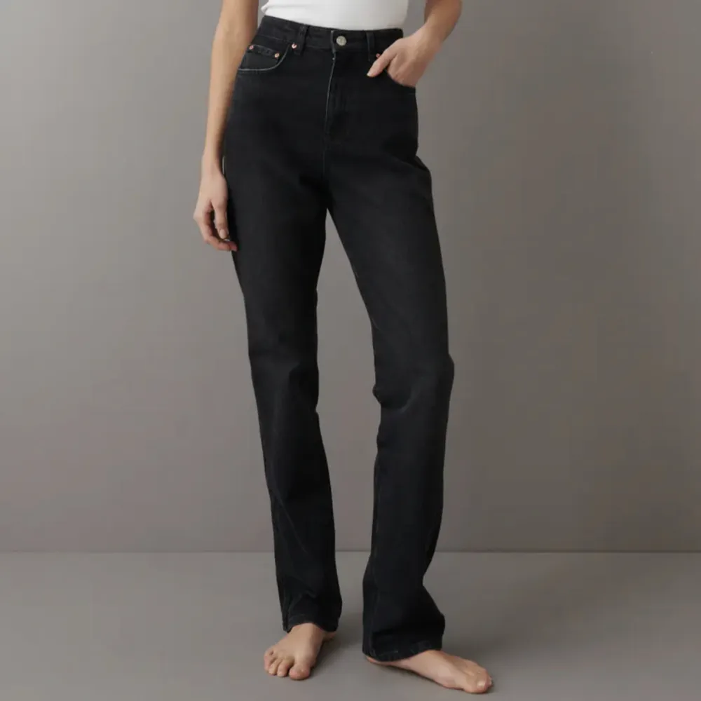 Svarta jeans från Gina Tricot i storlek 32. Jeansen är i mycket fint skick samt använda fåtal gånger 🥰egna bilder kan självklart fixas😍. Jeans & Byxor.