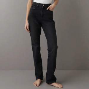 Svarta jeans från Gina Tricot i storlek 32. Jeansen är i mycket fint skick samt använda fåtal gånger 🥰egna bilder kan självklart fixas😍