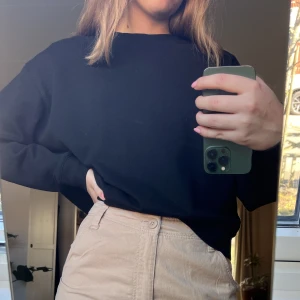 Sweatshirt  - Svart basic sweatshirt från Weekday. Fint skick. Hör av er om ni vill ha fler bilder! 