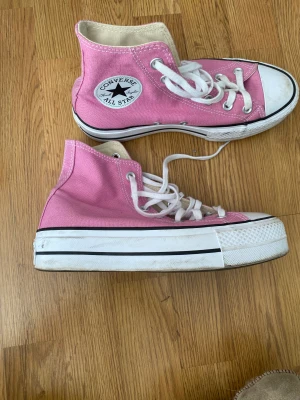 Converse - Rosa platform converse, använda vid 3 tillfällen. Storlek 37