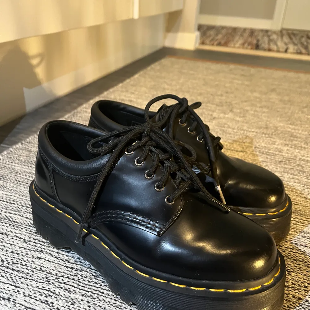 Ett par snygga chunky Dr.martens Använt några gånger men för små. Strl: 38 Original pris: 2750. Skor.