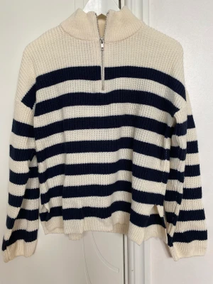 Stickad tröja  - Tröja från zara strl M, knappt använd! 250kr+frakt