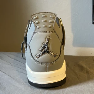 Jordan’s 4 - hallå allesammans,  säljer nu jordan 4’s cool grey. Finns i både black cat och baby blue. Skicka pm om du är intresserad!