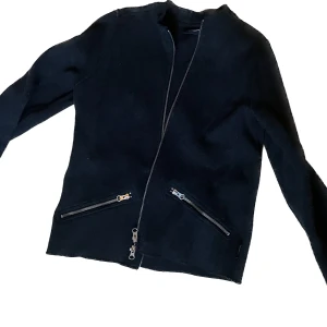 Stickad tröja - Marinblå stickad zip up kofta från Holebrook Sweden, strl S💙 Säljes då den tyvärr inte kommer till användning längre. Köparen står för frakten, kan även mötas upp i Stockholm💙 