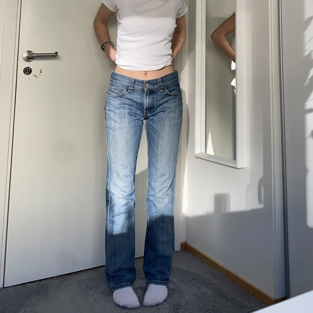 Så snygga straighta jeans från Levis! Midjemått ca 42cm, innerbenslängd ca 78cm. Går att spänna i midjan (se bild 2 & 3). Längden är perfekt för mig som är 168 cm. Strl 32x32 men passar mig som annars har 36/S i jeans. Jeans & Byxor.