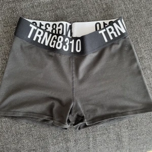 Tränigsshorts - Träningsshorts från HM i storlek s. Använda men i bra skick! 