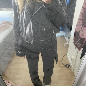 vårjacka  - skinnjacka, endast använd ett fåtal gånger därav väldigt bra skick. Köpt ifrån pull and bear för cirka ett år sedan. Storlek xl men passar mig som vanligtvis har s. Jättefin nu till våren🙌🏼 köparen står för frakt!💕