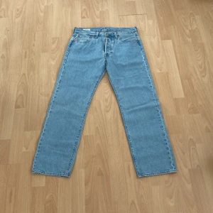 Levis 501, helt nya - Aldrig använts, enbart prövade en gång hemma. Kunde inte lämna tillbaka i butik pga borttagen lapp. Säljes pga för stor storlek. Orginalpris: 1099 kr