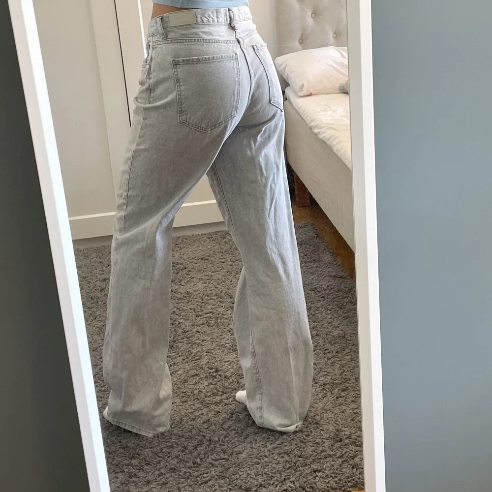 Ljusgråa jeans, långa i modellen. Bra skick🤍. Jeans & Byxor.