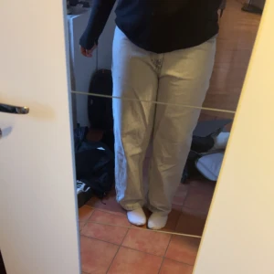Big boy jeans ljusblå - Jag säljer dessa ljusblåa big boy jeans XL pågrund av att de inte är min stil och kommer inte till användning. Knappt använda och är därför imycket bra skick! Jeansen sitter perfekt i längden för mig som är 177cm. Kan mötas upp i Lundmalmö,ord.pris 1299