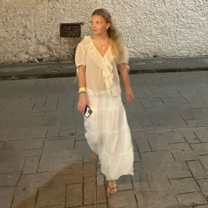 Vit långkjol - Säljer nu min vita långkjol då den är lite för kort på mig och därav inte används. Jag är 168, skulle säga att den passar på någon som är runt 160! Endast använd 2 ggr och i superfint skick! Passar perfekt nu till sommaren!💗