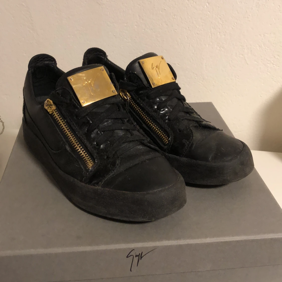 Säljer mina skor pågrund av att dem är för små!