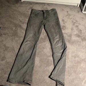 Gråa boot cut jeans - Säljer ett par jätte fina jeans i storlek 152!