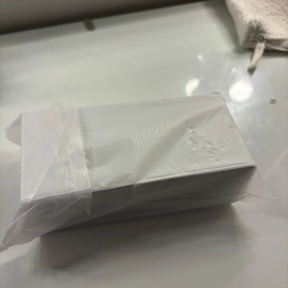 Helt nya chimis som fortfarande ligger i en oöppnad förpackning! I färgen Grey. Råkade köpa två par därför säljer jag dessa💓pris kan diskuteras . Muu.