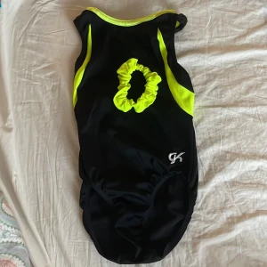 Gymnastikdräkt - Säljer min gamla Gk träningsdräkt. Perfekt för varma dagar i hallen💪 har klippt ut lappen (gissar på att storleken är CL) (Chile Large) men kom privat för frågor eller mått eller så 🫶🙌✨