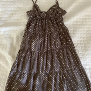 brun polka dot klänning - fin brun polka dot klänning! fint skick, inga defekter💗 kontakta vid intresse!