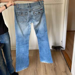 Säljer dessa as snygga jeans från Only som jag tyvvär inte passade i . Köpta second hand men jag har endast testat dom så aldrig använda av mig 