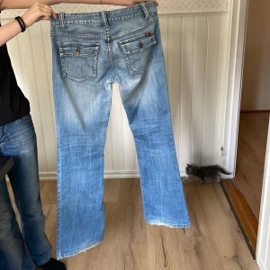 Only jeans me fickor  - Säljer dessa as snygga jeans från Only som jag tyvvär inte passade i . Köpta second hand men jag har endast testat dom så aldrig använda av mig 