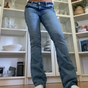 Lågmidjade jeans - Snygga jeans från Zalando och mycket sparsamt använda. Nypris 1185kr. Inga defekter alls. Jeansen är i storlek 28/32. Säljer billigt då de ej kommer till användning då jag har flera liknande :) Hör gärna av dig vid frågor eller liknande💞