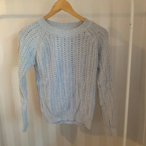 Stickad tröja - Stickad tröja i använt skick Skriv vid mer information.