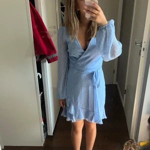 Ljusblå klänning - Jättefin ljusblå klänning från Nelly🤩.