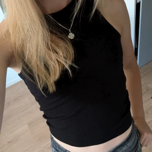 Svart Ribbad Topp - Ett enkelt men superfint ribbat linne. Köpt för ungefär ett år sedan på New Yorker, men är i bra skick. 💞