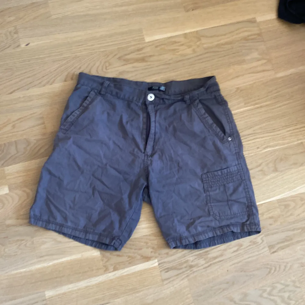 Cargo jorts använd 3-4 gånger, dem ser korta ut men går ner till dina knän. Original pris är runt 400kr. Kontakta för mer information! . Shorts.