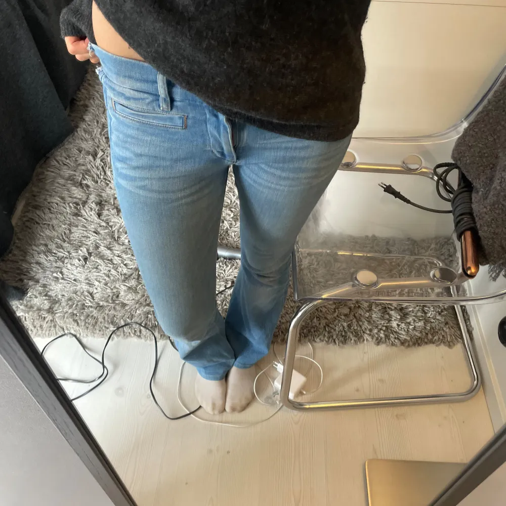 Väldigt snygga lågmidjade ljusblå jeans, storlek 36 men sitter åt lite mer. Skriv till mig om ni har frågor så kan jag kolla upp mer specifikt!❤️. Jeans & Byxor.