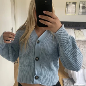 Stickad kofta lager 157 - En blå stickad kofta med knappar från lager 157