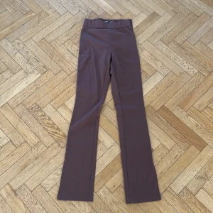 Bruna kostymbyxor  - Aldrig använda då de var för långa för mig (är 159cm) funkar om man har klackar. 🎉(VÄLJ 10 ANONSER FÖR 200KR)🎉