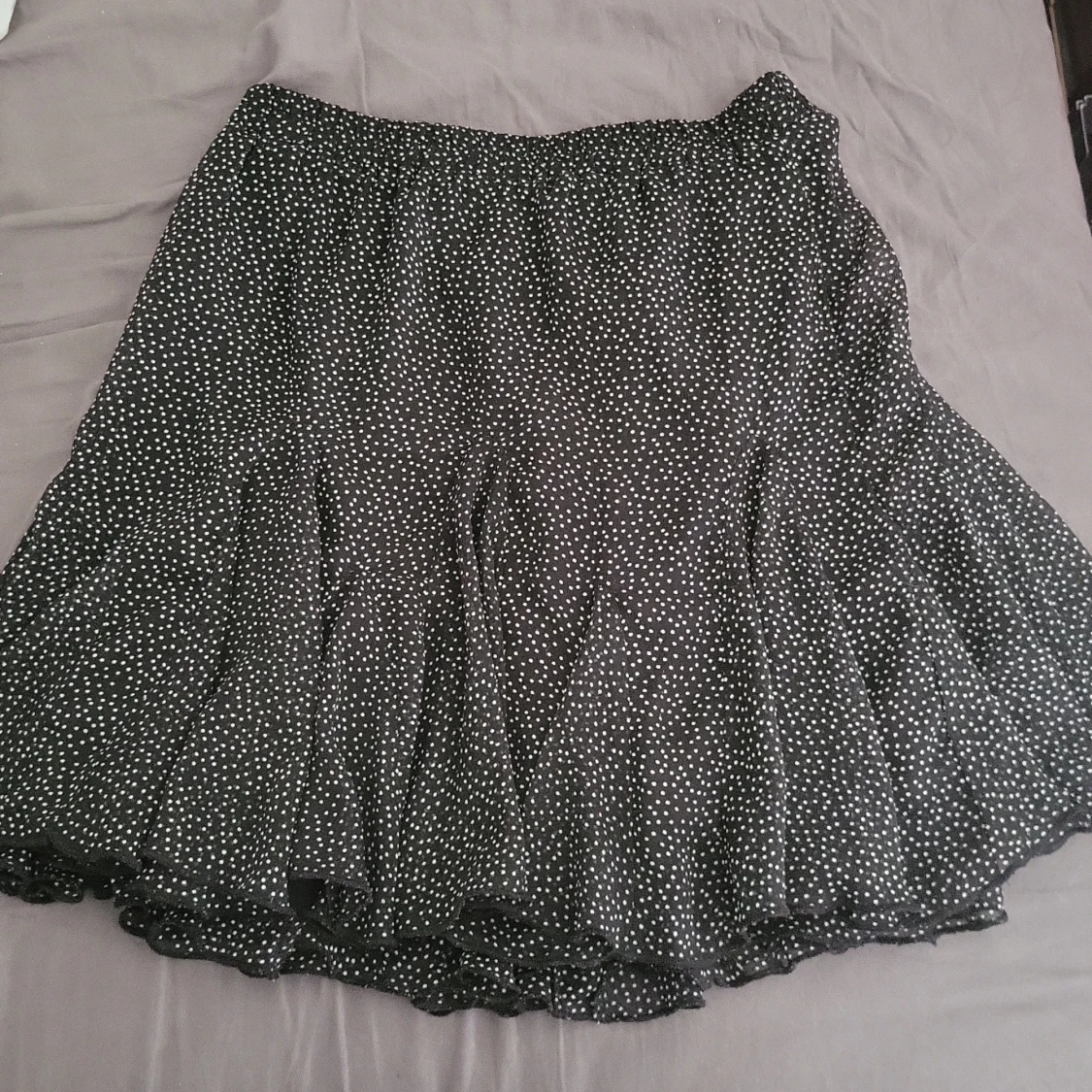 en svart prickig sommar kjol i fint skick.
