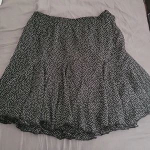 en svart prickig sommar kjol i fint skick. - en jätte söt svart prickig  sommar kjol i bra skick ingen hål alls så fint att ha på sig i sommaren. 