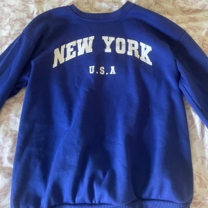 Blå tröja - Säljer denna blåa tröja då jag inte använder den längre. Den är ifrån shein och i väldigt bra skick.