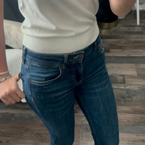 Mörkblå jeansbyxor - super snygga Lågmidjade bootcut jeans från zara 💓