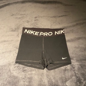 Nike pro shorts - Svarta Nike pro shorts, endast använda ett fåtal gånger därav nyskick