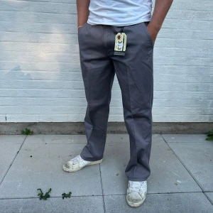 Oanvända chinos - Helt oanvända chinos med prislapp kvar. Storlek 46.   Jacob cohen, YSL, saint Laurent, golden goose, lindeberg, gran sasso, Phillipe model, philippe model, dondup jeans, Levis, lee jeans, Ralph lauren, gant, grisch, laidback, tom Ford