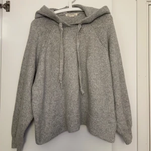 Grå stickad hoodie - Stickad hoodie i bra skick🩶