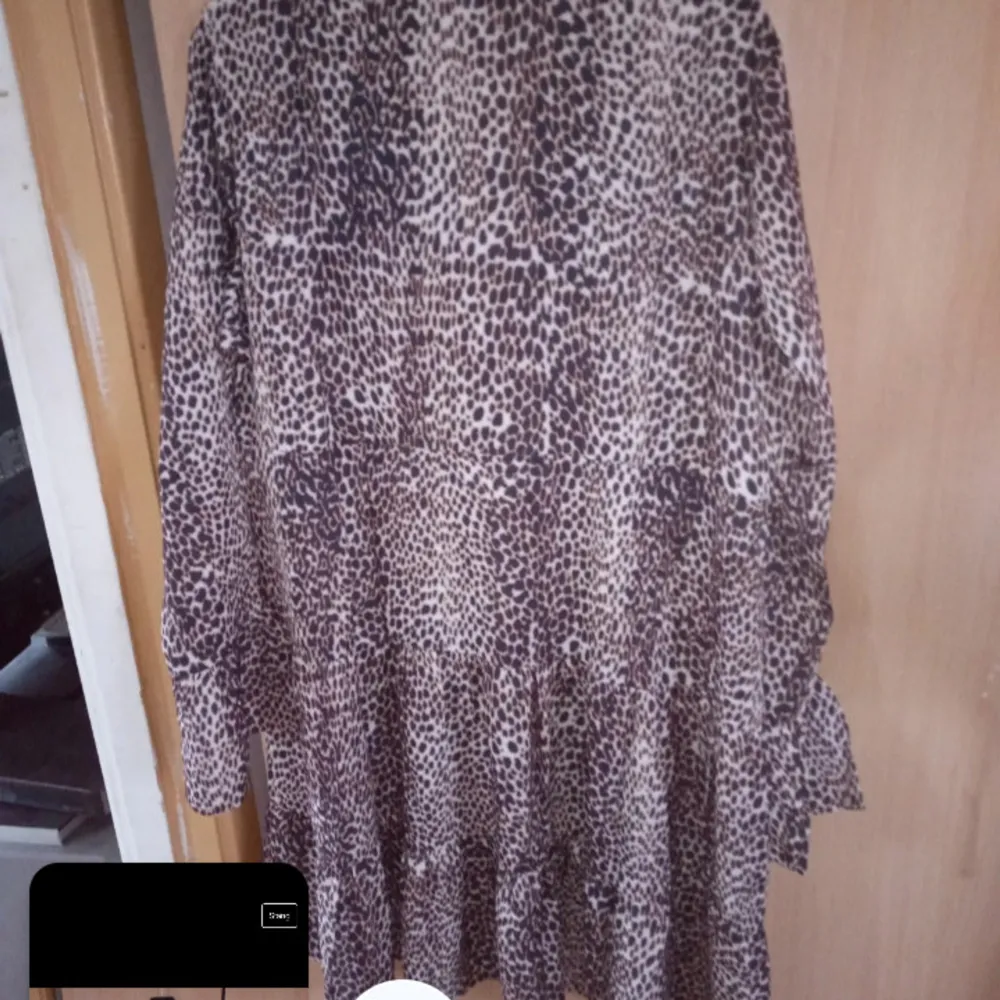 Helt ny och oanvänd klänning Leopard polka dress stl M/L volanger på klänning o ärm.. Klänningar.