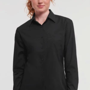 SLIM FIT - En jättefin SLIM FIT skjorta, få tals gånger använd men inga defekter!! ( på den första bilden är det inga fickor, men den har det annars och det ser ni på den andra bilden )