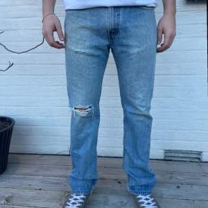 Riktigt feta Levis jeans med cool slitning  Storlek 32 32  Modell 505