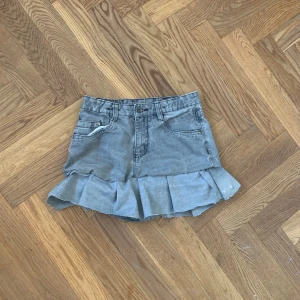 Grå jeans tjos med volang  - Det är okej skick har gjort den själv och man kan se några stygn men anars så är den jätte fin