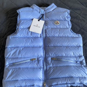 Moncler gui väst - Hej,säljer min moncler väst i storlek 2 vilket ungefär motsvarar S.Använd ett fåtal gånger, säljer pga att den är lite liten