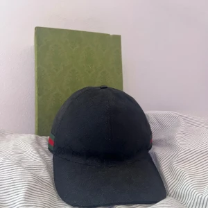 Gucci keps  - Tjena, säljer denna Gucci kepsen i storlek large, kepsen är i nyskick och box medföljer, nypris är 4600kr! 