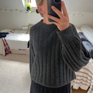 Mörk tröja från H&M  - Super mjuk och snygg tröja från H&M säljer pågrund av ej användning, aldirg använd helt nyskick! Säljer för 100 kronor, hör av er vid frågor! 💕