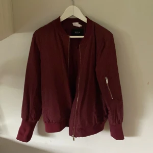 Bomberjacka Vinröd - Bra skick Märke: Vila  Storlek S