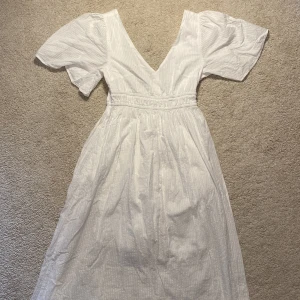 Kappahl Klänning - Säljer denna klänning som har ansvällts 1 gång. Har inga defekter och är perfekt till sommaren och skolavslutningar. Fler frågor privat 💕
